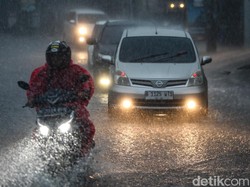Musim Hujan Tiba, Simak Tips Aman Berkendara Saat Hujan dan Banjir! Musim Hujan Tiba, Simak Tips Aman Berkendara Saat Hujan dan Banjir!
