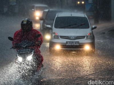 Potret Hujan Disertai Angin Kencang Mengguyur Wilayah Tangsel