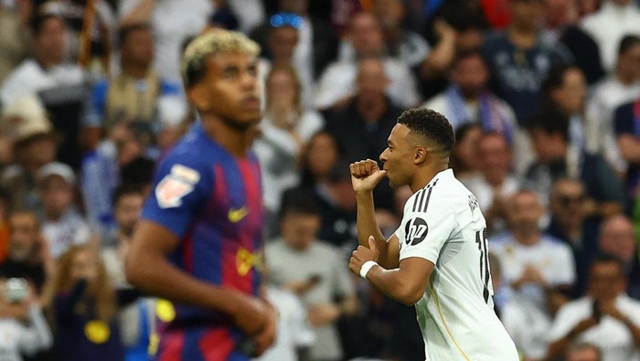 Real Madrid, Kylian Mbappe, Barcelona Soccer Football - LaLiga - Real Madrid v FC Barcelona - Santiago Bernabeu, Madrid, Spain - October 26, 2025 Real Madrids Kylian Mbappe celebrates scoring a goal that was later disallowed for offside REUTERS/Albert Gea