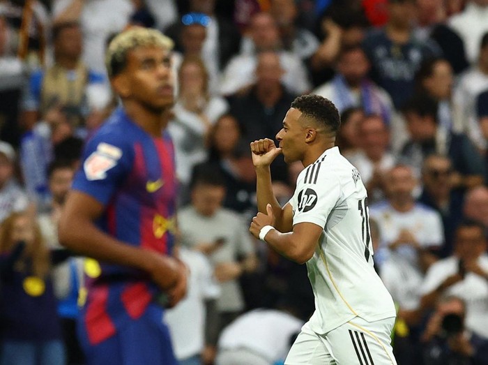 Soccer Football - LaLiga - Real Madrid v FC Barcelona - Santiago Bernabeu, Madrid, Spain - October 26, 2025 Real Madrid's Kylian Mbappe celebrates scoring a goal that was later disallowed for offside REUTERS/Albert Gea