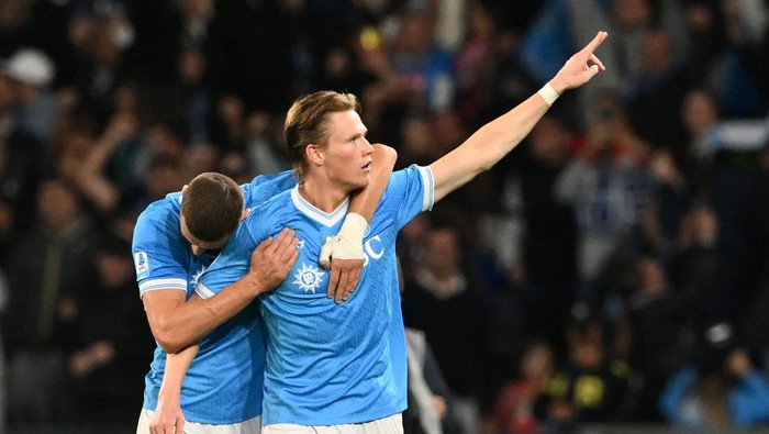 NAPLES, ITALY - OCTOBER 25: Scott McTominay of SSC Napoli celebrates with his teammate Alessandro Buongiorno after scoring goal 2-0 during the Serie A match between SSC Napoli and FC Internazionale at Stadio Diego Armando Maradona on October 25, 2025 in Naples, Italy. (Photo by Giuseppe Bellini/Getty Images)