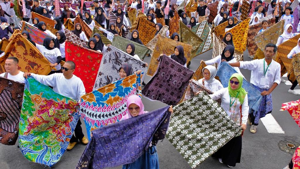 Semarak 15.000 Penari Batik Pecahkan Rekor MURI Semarak 15.000 Penari Batik Pecahkan Rekor MURI