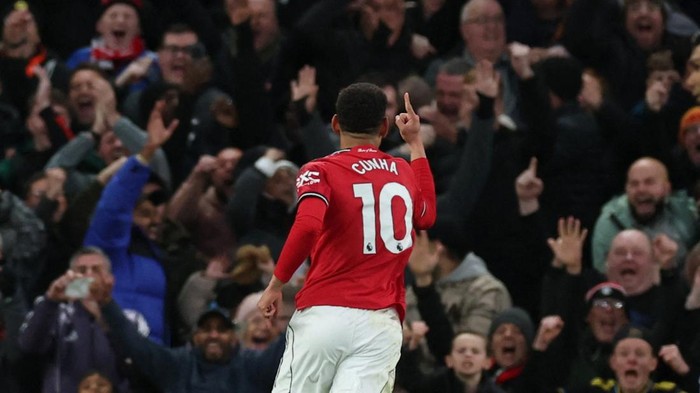 SOCCER-ENGLAND-MUN-BHA/ Soccer Football - Premier League - Manchester United v Brighton & Hove Albion - Old Trafford, Manchester, Britain - October 25, 2025  Manchester Uniteds Matheus Cunha celebrates scoring their first goal REUTERS/Phil Noble EDITORIAL USE ONLY. NO USE WITH UNAUTHORIZED AUDIO, VIDEO, DATA, FIXTURE LISTS, CLUB/LEAGUE LOGOS OR LIVE SERVICES. ONLINE IN-MATCH USE LIMITED TO 120 IMAGES, NO VIDEO EMULATION. NO USE IN BETTING, GAMES OR SINGLE CLUB/LEAGUE/PLAYER PUBLICATIONS. PLEASE CONTACT YOUR ACCOUNT REPRESENTATIVE FOR FURTHER DETAILS..