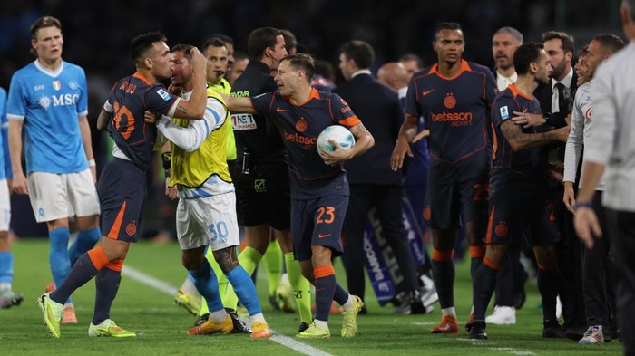SOCCER-ITALY-NAP-INT/ Soccer Football - Serie A - Napoli v Inter Milan - Stadio Diego Armando Maradona, Naples, Italy - October 25, 2025 Inter Milans Lautaro Martinez reacts towards Napoli coach Antonio Conte REUTERS/Ciro De Luca