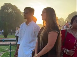 Niatnya Lihat Taj Mahal, eh Malah Dia yang Jadi Pusat Perhatian Niatnya Lihat Taj Mahal, eh Malah Dia yang Jadi Pusat Perhatian