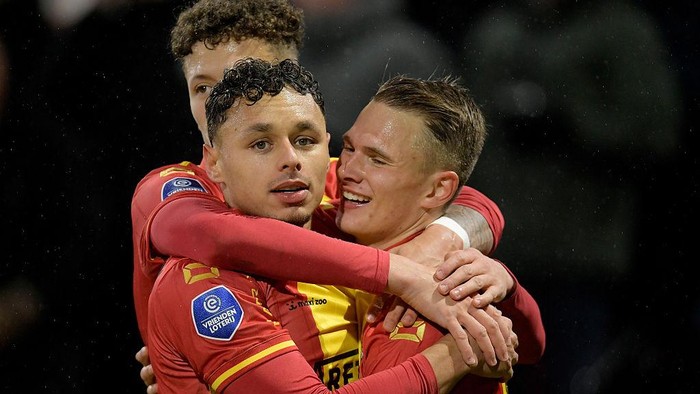 2243161612 DEVENTER, NETHERLANDS - OCTOBER 26: (L-R) Dean James of Go Ahead Eagles, Mathis Suray of Go Ahead Eagles. celebrates 1-0 during the Dutch Eredivisie match between Go Ahead Eagles and Excelsior Rotterdam at De Adelaarshorst on October 26, 2025 in Deventer, Netherlands. (Photo by Dennis Bresser/BSR Agency/Getty Images)