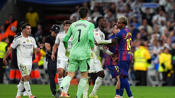 2243441034 MADRID, SPAIN - OCTOBER 26: Lamine Yamal of FC Barcelona clashes with Eduardo Camavinga of Real Madrid after the LaLiga EA Sports match between Real Madrid CF and FC Barcelona at Estadio Santiago Bernabeu on October 26, 2025 in Madrid, Spain. (Photo by Angel Martinez/Getty Images)