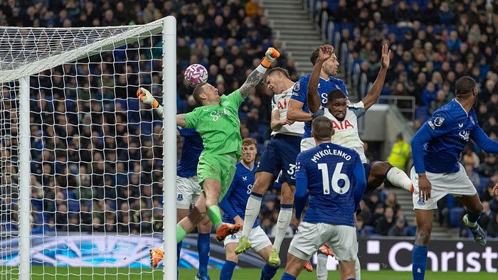 2243441516 LIVERPOOL, ENGLAND - OCTOBER 26: Micky van de Ven of Tottenham Hotspur scores the second goal during the Premier League match between Everton and Tottenham Hotspur at Hill Dickinson Stadium on October 26, 2025 in Liverpool, England. (Photo by Visionhaus/Getty Images)