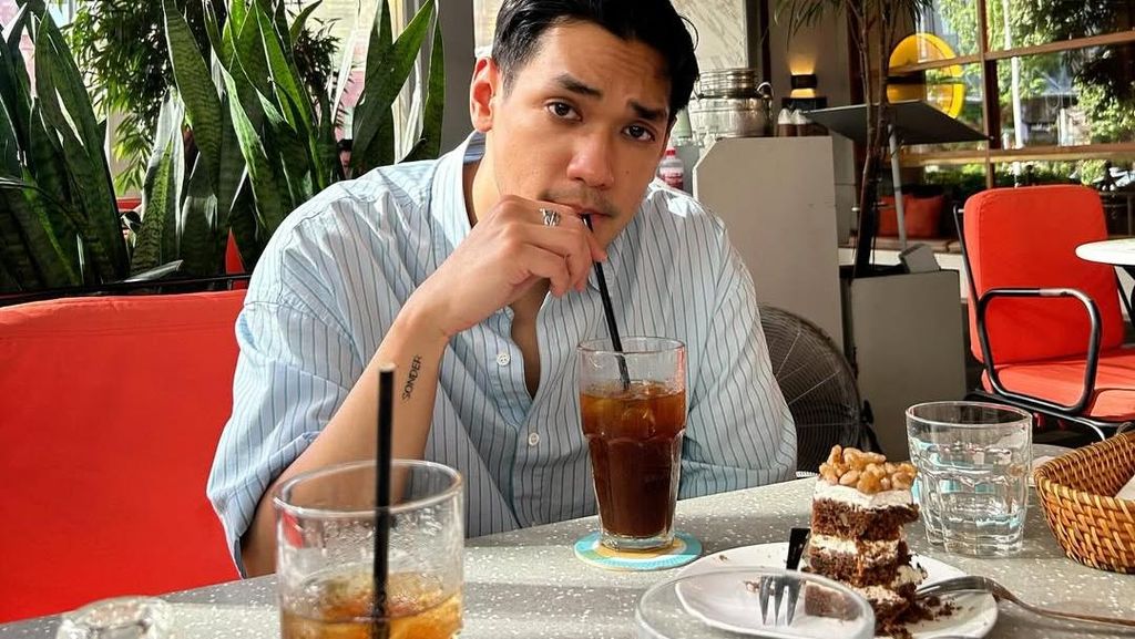 Seru! Pose Afgan Ketika Ngopi Santai hingga Nikmati BBQ Korea Seru! Pose Afgan Ketika Ngopi Santai hingga Nikmati BBQ Korea