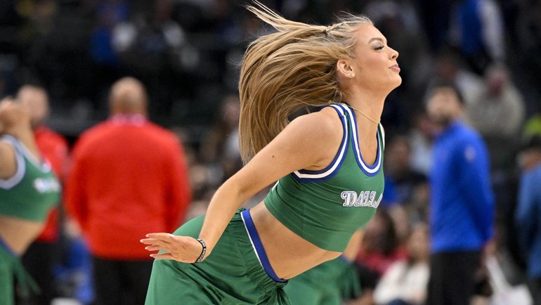 Pertandingan seru antara Dallas Mavericks melawan Toronto Raptors di American Airlines Center, Minggu (26/10/2025), ternyata bukan satu-satunya tontonan yang bikin penonton terpaku. Di jeda laga, cheerleaders Mavericks tampil penuh energi dengan koreografi atraktif yang langsung menyedot perhatian seluruh arena. Reuters/Jerome Miron Pertandingan seru antara Dallas Mavericks melawan Toronto Raptors di American Airlines Center, Minggu (26/10/2025), ternyata bukan satu-satunya tontonan yang bikin penonton terpaku. Di jeda laga, cheerleaders Mavericks tampil penuh energi dengan koreografi atraktif yang langsung menyedot perhatian seluruh arena. Reuters/Jerome Miron