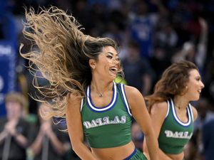 Potret Aksi Cheerleaders Mavericks Bikin Gagal Fokus di Tengah Laga NBA Potret Aksi Cheerleaders Mavericks Bikin Gagal Fokus di Tengah Laga NBA