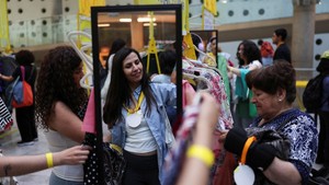 Aksi Peduli Lingkungan Tukar Pakaian Massal Pecahkan Rekor Dunia