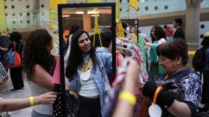 Aksi Peduli Lingkungan Tukar Pakaian Massal Pecahkan Rekor Dunia