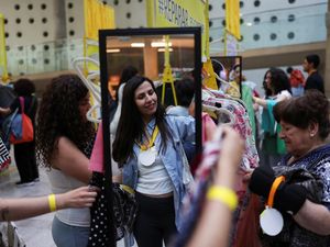 Aksi Peduli Lingkungan Tukar Pakaian Massal Pecahkan Rekor Dunia