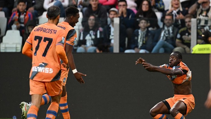 Atalanta Soccer Football - Serie A -  Juventus v Atalanta - Allianz Stadium, Turin, Italy - September 27, 2025 Atalanta's Kamaldeen Sulemana celebrates scoring their first goal with Honest Ahanor and Davide Zappacosta REUTERS/Jennifer Lorenzini