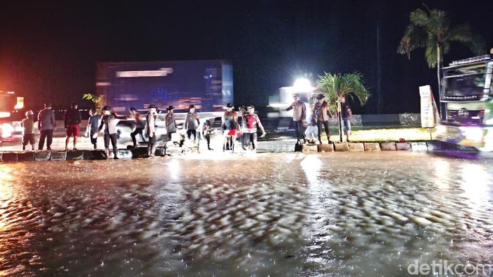 Banjir merendam jalan Poros Parepare-Barru yang mengakibatkan lalu lintas macet.