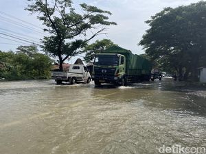 Pantura Pati Kebanjiran Pagi Ini, Lalu Lintas Merayap Pantura Pati Kebanjiran Pagi Ini, Lalu Lintas Merayap