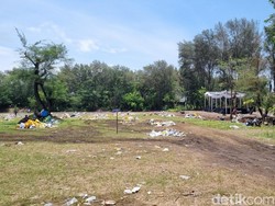 Pantai Gua Cemara Penuh Sampah Usai Festival Lampion Pantai Gua Cemara Penuh Sampah Usai Festival Lampion
