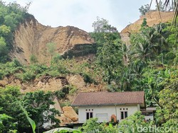 Video: Tebing Batu Kapur Longsor Hantam 3 Rumah di Banyumas Video: Tebing Batu Kapur Longsor Hantam 3 Rumah di Banyumas