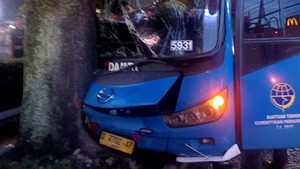Bus Damri di Bandung Tabrak Pohon, Sopir Sempat Terjepit Bus Damri di Bandung Tabrak Pohon, Sopir Sempat Terjepit