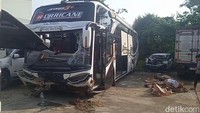 Bus PO Haryanto Terguling di Tol Batang, Oleng 3 Kali sebelum Tabrak Pembatas Bus PO Haryanto Terguling di Tol Batang, Oleng 3 Kali sebelum Tabrak Pembatas