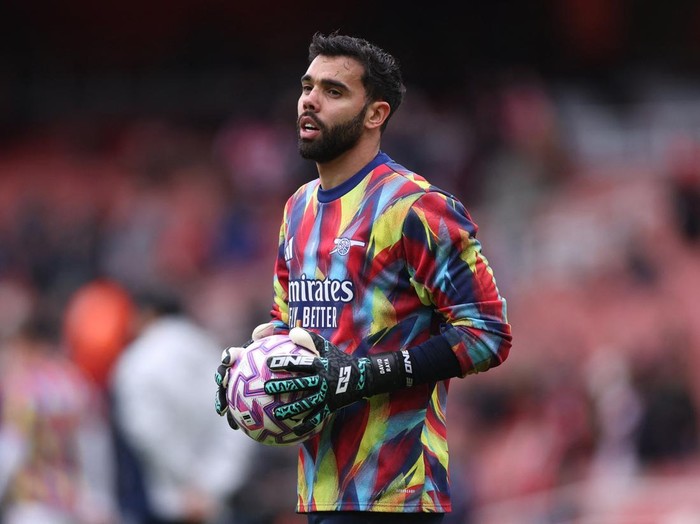 Soccer Football - Premier League - Arsenal v Crystal Palace - Emirates Stadium, London, Britain - October 26, 2025 Arsenal's David Raya during the warm up before the match REUTERS/David Klein EDITORIAL USE ONLY. NO USE WITH UNAUTHORIZED AUDIO, VIDEO, DATA, FIXTURE LISTS, CLUB/LEAGUE LOGOS OR 'LIVE' SERVICES. ONLINE IN-MATCH USE LIMITED TO 120 IMAGES, NO VIDEO EMULATION. NO USE IN BETTING, GAMES OR SINGLE CLUB/LEAGUE/PLAYER PUBLICATIONS. PLEASE CONTACT YOUR ACCOUNT REPRESENTATIVE FOR FURTHER DETAILS..