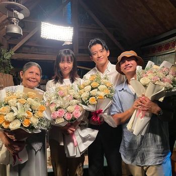 Potret Dewi Pakis, Han Hyo Joo, Shun Oguri, dan Omara Esteghlal saat wrap-up syuting serial Netflix Romantic Anonymous.