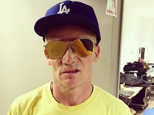 Flea Red Hot Chili Peppers Pakai Gamis-Sorban Bikin Geger Flea Red Hot Chili Peppers Pakai Gamis-Sorban Bikin Geger