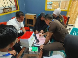 Potret Mak Gadih Bandar Narkoba Riau Diserahkan ke Kejari Inhu Potret Mak Gadih Bandar Narkoba Riau Diserahkan ke Kejari Inhu