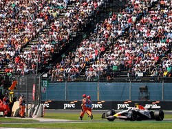 Momen Ngeri Marshal Nyaris Tertabrak Mobil F1 di GP Meksiko Momen Ngeri Marshal Nyaris Tertabrak Mobil F1 di GP Meksiko