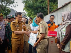 Ahmad Luthfi Salurkan Bantuan Senilai Rp 410 juta ke Korban Banjir Genuk Ahmad Luthfi Salurkan Bantuan Senilai Rp 410 juta ke Korban Banjir Genuk