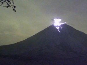 Video Detik-detik Gunung Semeru Luncurkan Lava Pijar Sejauh 2 Km Video Detik-detik Gunung Semeru Luncurkan Lava Pijar Sejauh 2 Km