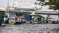 Hari Keenam Banjir Pantura Semarang, Kendaraan Masih Merayap