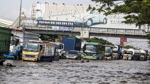 Hari Keenam Banjir Pantura Semarang, Kendaraan Masih Merayap