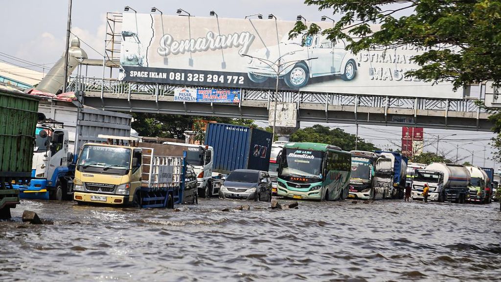 Hari Keenam Banjir Pantura Semarang, Kendaraan Masih Merayap Hari Keenam Banjir Pantura Semarang, Kendaraan Masih Merayap