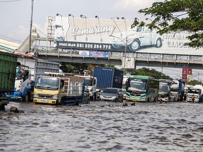 Hari Keenam Banjir Pantura Semarang, Kendaraan Masih Merayap