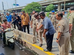 Bahaya Mengintai gara-gara Jalan Tinggi Sebelah di Penjaringan