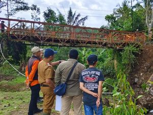 Jembatan Ambruk, Ribuan Warga di 2 Desa Cianjur Terisolir Jembatan Ambruk, Ribuan Warga di 2 Desa Cianjur Terisolir