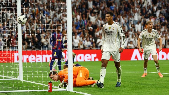Jude Bellingham, Real Madrid Soccer Football - LaLiga - Real Madrid v FC Barcelona - Santiago Bernabeu, Madrid, Spain - October 26, 2025 Real Madrids Jude Bellingham celebrates scoring their second goal REUTERS/Susana Vera