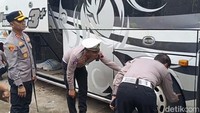 Polisi Selidiki Kondisi Ban Bus Haryanto yang Terguling di Tol Batang