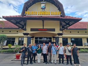 Ada Isu Kompol W Terlibat di Kematian Brigadir Esco, Keluarga Geruduk Polres Ada Isu Kompol W Terlibat di Kematian Brigadir Esco, Keluarga Geruduk Polres