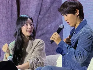 Surprise! Kim Ji Won Jadi Tamu Istimewa di Fan Meeting Song Joong Ki Surprise! Kim Ji Won Jadi Tamu Istimewa di Fan Meeting Song Joong Ki