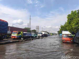 Jalur Pantura Semarang Banjir Lagi, Motor hingga Truk Mogok Jalur Pantura Semarang Banjir Lagi, Motor hingga Truk Mogok