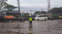 Banjir Pantura Semarang Mulai Surut, Motor Bisa Melintas