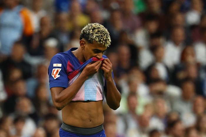 Soccer Football - LaLiga - Real Madrid v FC Barcelona - Santiago Bernabeu, Madrid, Spain - October 26, 2025 FC Barcelonas Lamine Yamal looks dejected REUTERS/Susana Vera