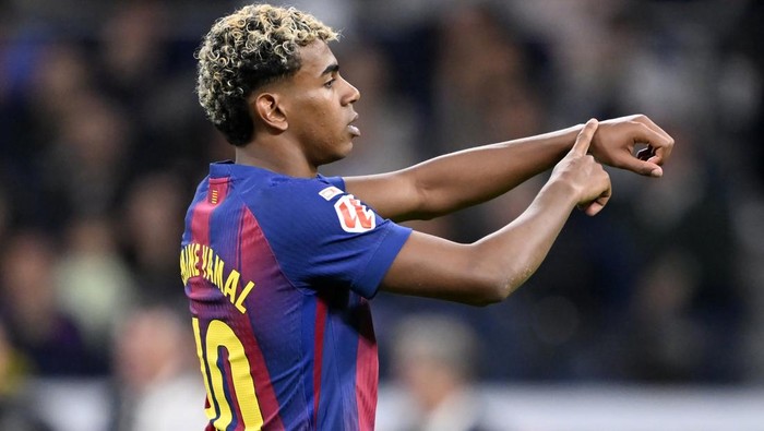 lamine yamal barcelona real madrid vs barcelona el clasico laliga liga spanyol MADRID, SPAIN - OCTOBER 26: Lamine Yamal of Barcelona during La Liga week 10 football match between Real Madrid and Barcelona at Santiago Bernabeu Stadium in Madrid, Spain on October 26, 2025. (Photo by Burak Akbulut/Anadolu via Getty Images)