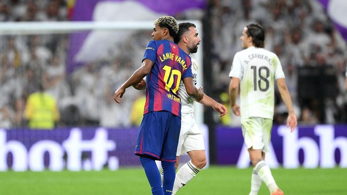 Lamine Yamal, Dani Carvajal MADRID, SPAIN - OCTOBER 26: Lamine Yamal of FC Barcelona interacts with Dani Carvajal of Real Madrid after Real Madrid defeat FC Barcelona during the LaLiga EA Sports match between Real Madrid CF and FC Barcelona at Estadio Santiago Bernabeu on October 26, 2025 in Madrid, Spain. (Photo by David Ramos/Getty Images)