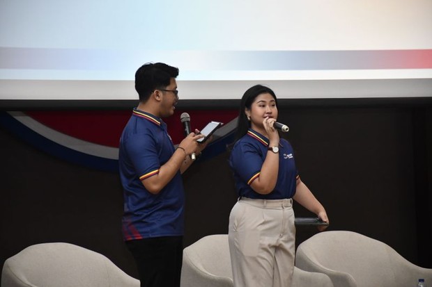 Laras Faizati Bersama Rekan Kerja/Foto: LinkedIn Laras Faizati Khairunnisa Laras Faizati saat Mengisi Sebuah Acara Bersama Rekan Kerja/Foto: LinkedIn Laras Faizati Khairunnisa