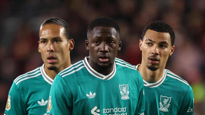 liverpool virgil van dijk hugo ekitike ibrahima konate liga inggris brentford vs liverpool premier league BRENTFORD, ENGLAND - OCTOBER 25: Ibrahima Konate, Virgil van Dijk and Hugo Ekitike of Liverpool   during the Premier League match between Brentford and Liverpool at Gtech Community Stadium on October 25, 2025 in Brentford, England. (Photo by Catherine Ivill - AMA/Getty Images)
