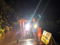 Hati-hati Ada Longsor di Jalan Raya Simo - Klego Boyolali Hati-hati Ada Longsor di Jalan Raya Simo - Klego Boyolali